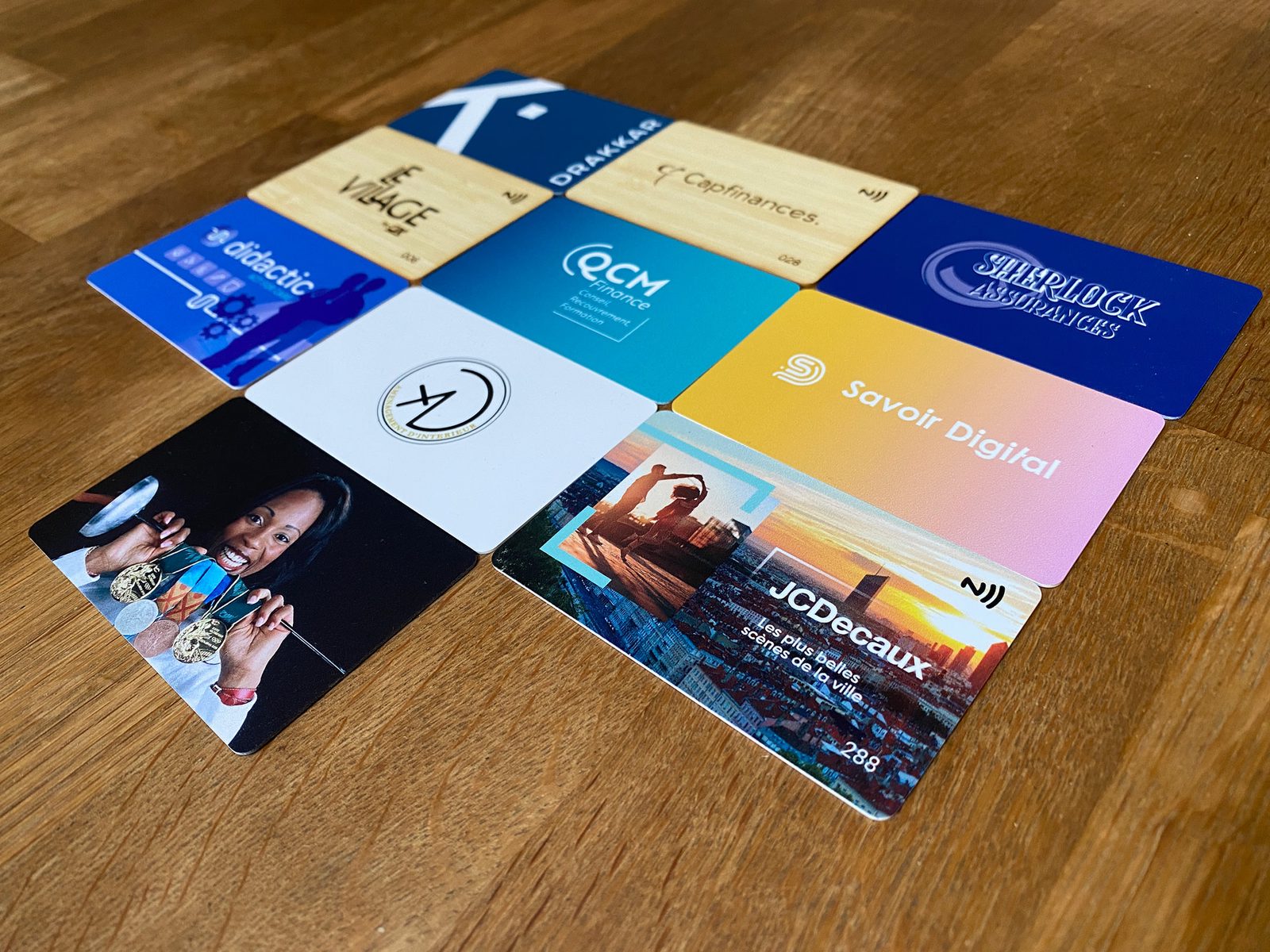 Carte de visite connectée Infinicy personnalisée en PVC, QR code et puce NFC intégrée